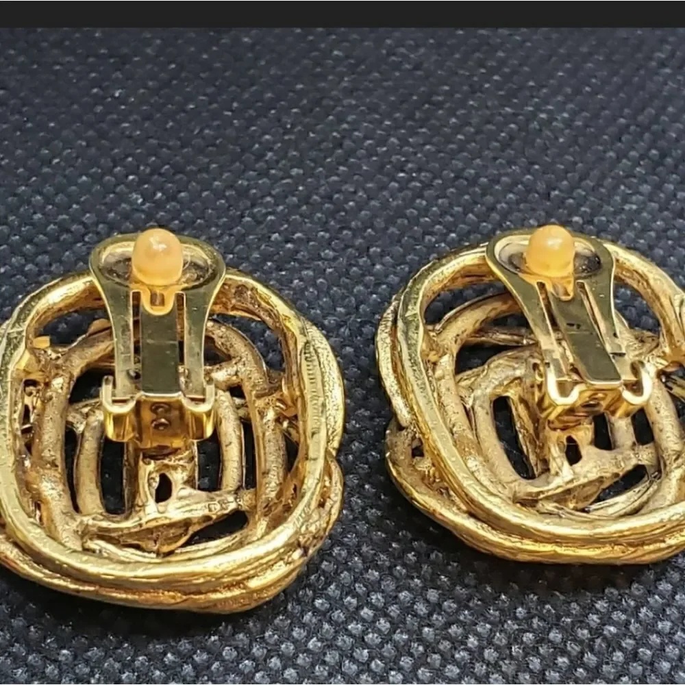 VINTAGE CLARA KASAVINA STUDIOS Goldtone Clip-on Earrings
